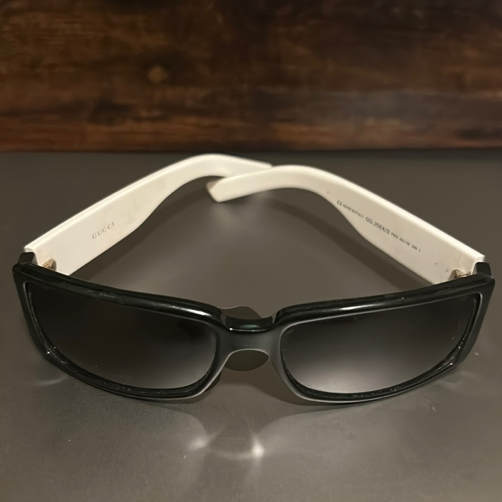 Wow! White Gucci sunglasses with a dark green outer frame in amazing condition.
